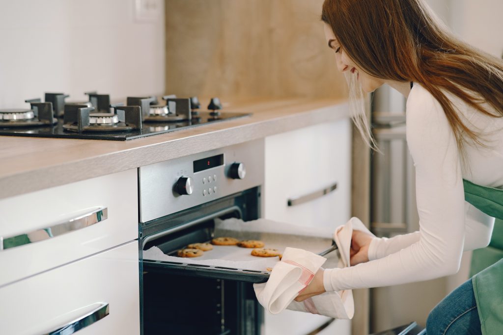 How to clean microwave oven from inside